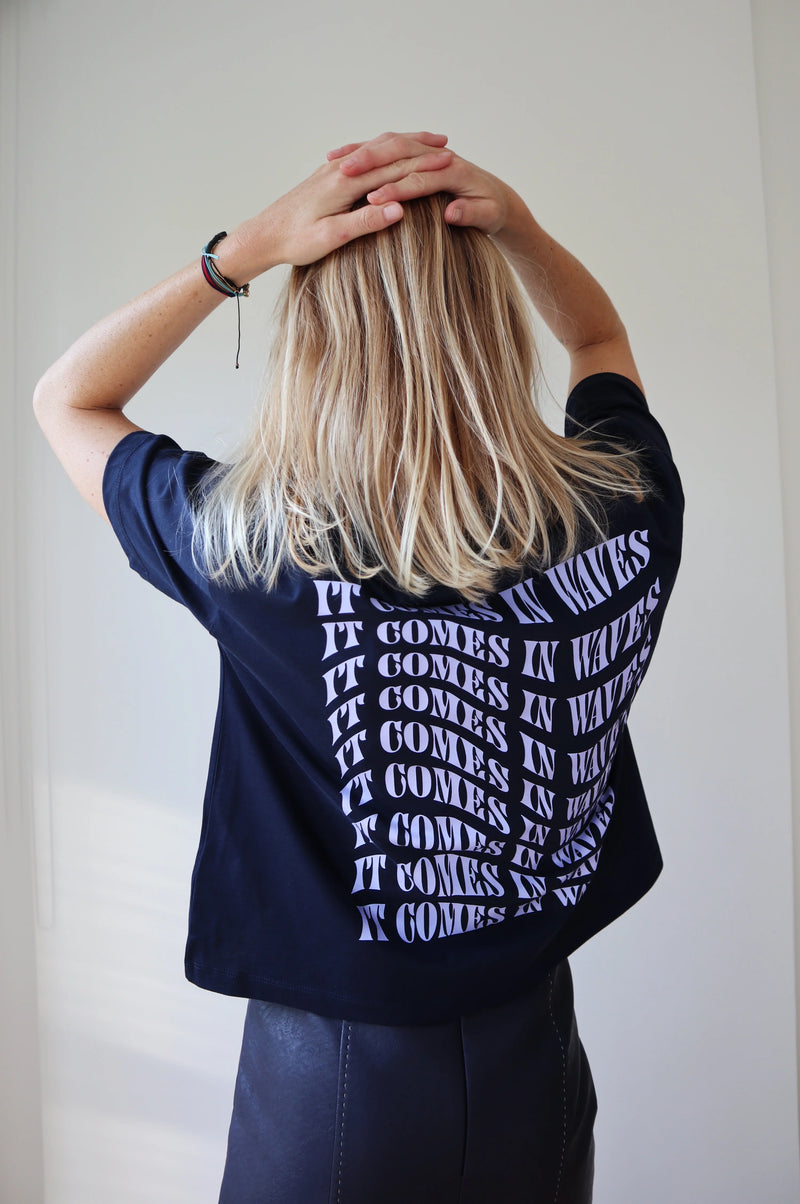 'IT COMES IN WAVES' T-SHIRT IN NIGHT BLUE