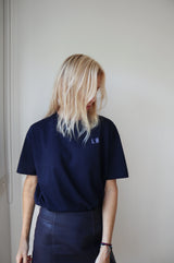 'IT COMES IN WAVES' T-SHIRT IN NIGHT BLUE