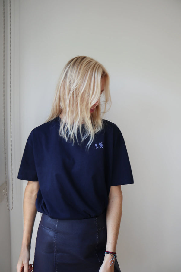 'IT COMES IN WAVES' T-SHIRT IN NIGHT BLUE