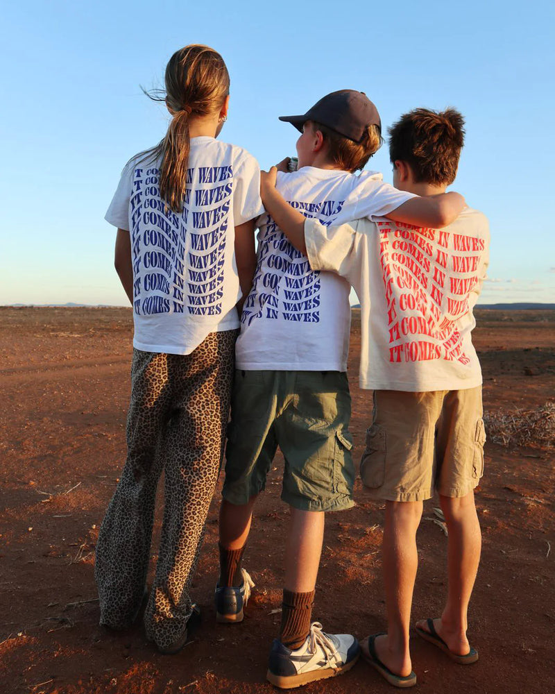 'IT COMES IN WAVES' T-SHIRT IN CREAM NEON