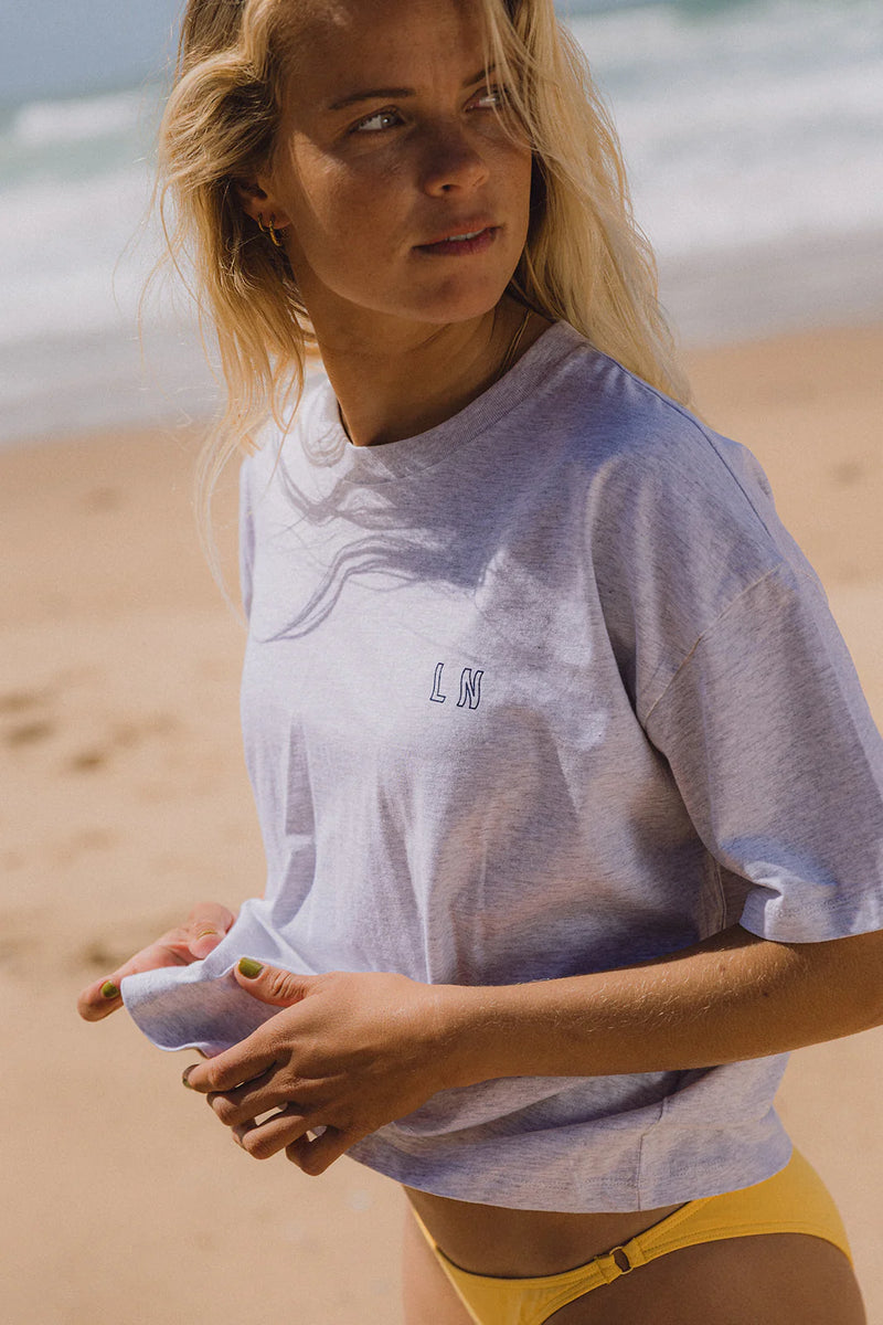 'IT COMES IN WAVES' T-SHIRT IN LIGHT GREY