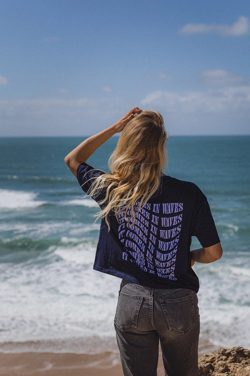 'IT COMES IN WAVES' T-SHIRT IN NIGHT BLUE