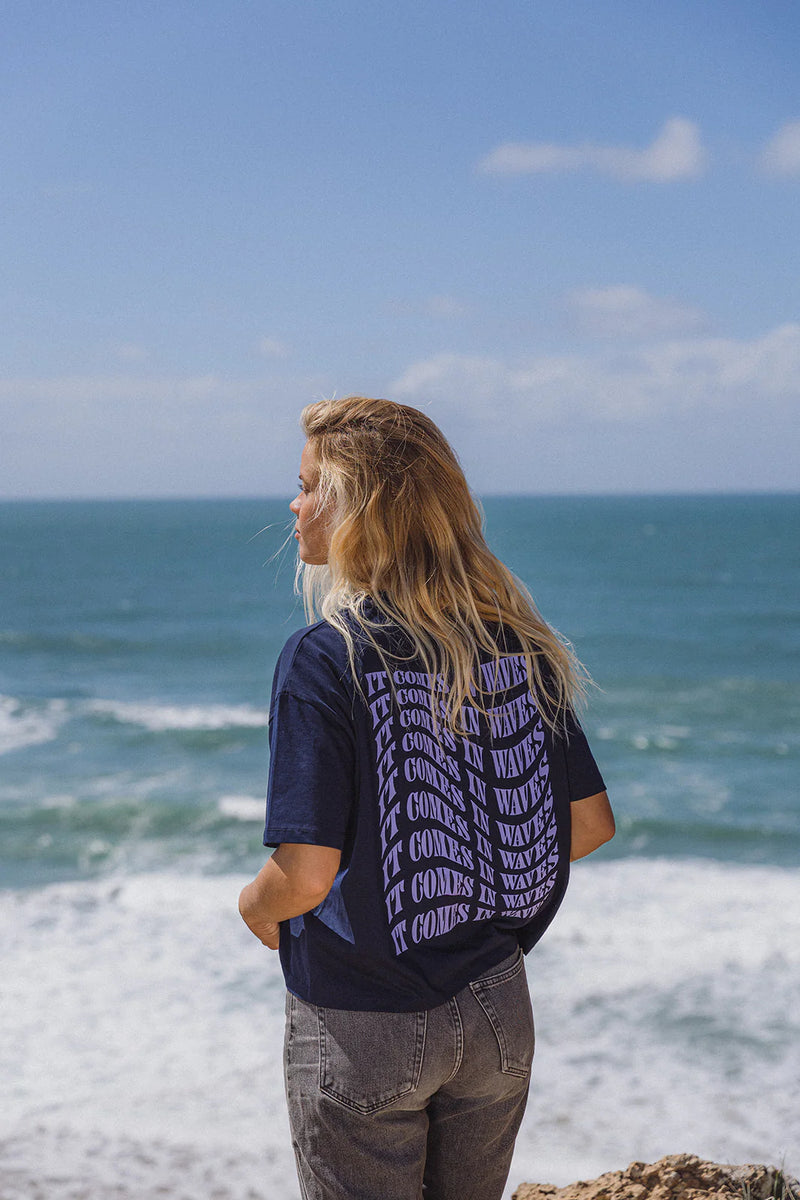 'IT COMES IN WAVES' T-SHIRT IN NIGHT BLUE