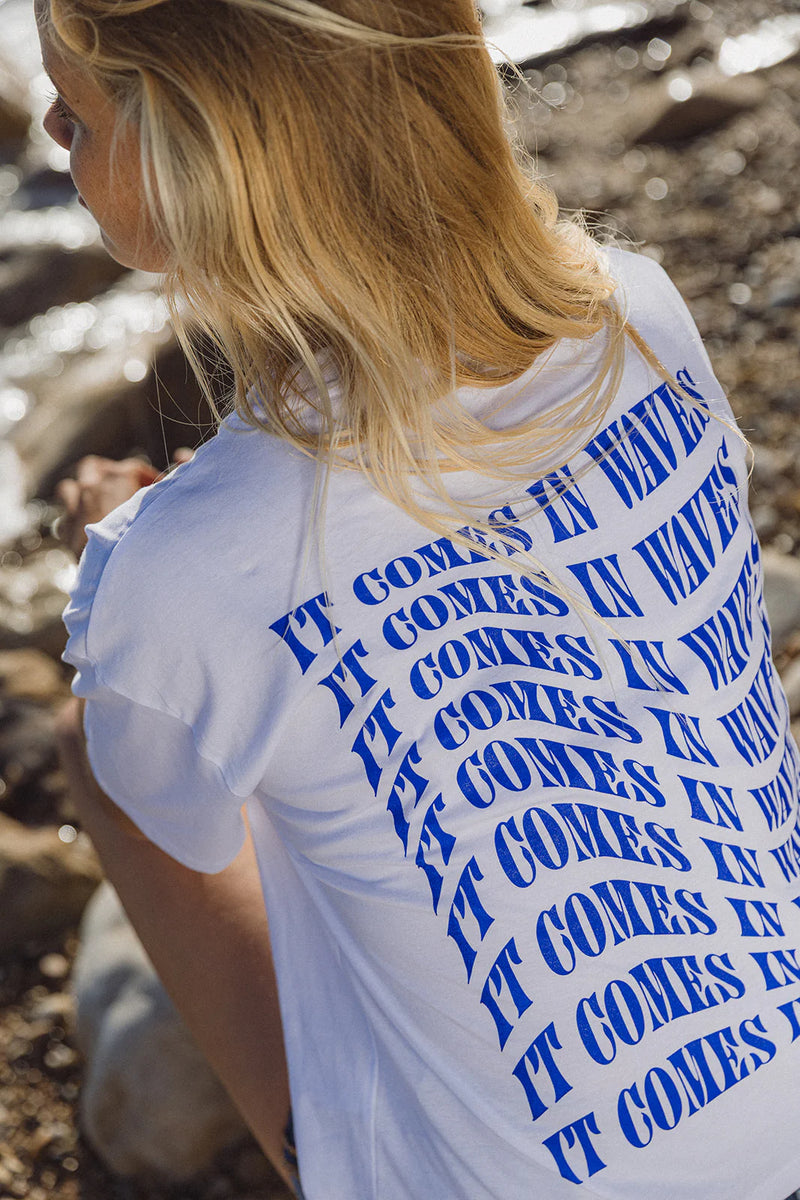 'IT COMES IN WAVES' T-SHIRT IN WHITE