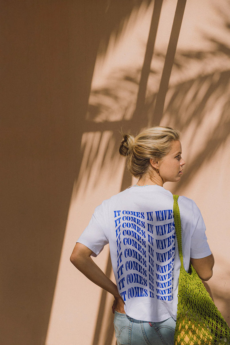 'IT COMES IN WAVES' T-SHIRT IN WHITE